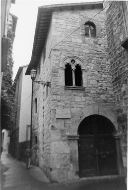 Casa con bifora